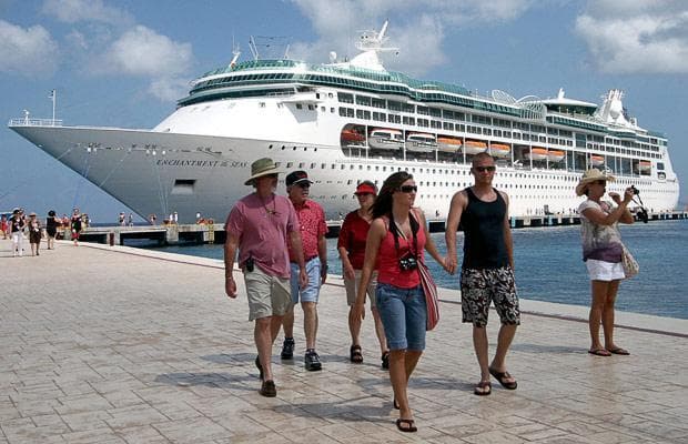 Passengers leaving cruise ship